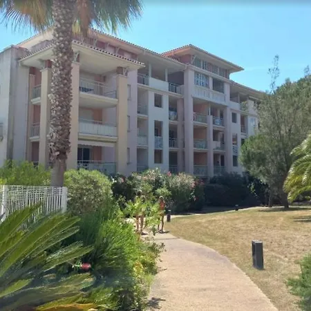 Apartment T3 Climatise Avec Terrasse, Piscine, Parking Securise Fréjus