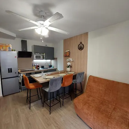T3 Climatise Avec Terrasse, Piscine, Parking Securise
