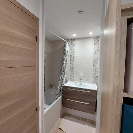 T3 Climatise Avec Terrasse, Piscine, Parking Securise Fréjus